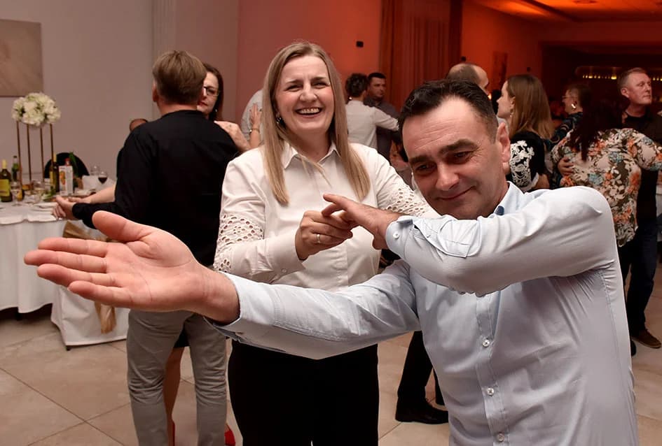 “NOĆ SEVDAHA I NARODNE MUZIKE” U SVEČANOJ DVORANI AVIA: Posjetitellji pjevali i plesali uz Ivana Jelića