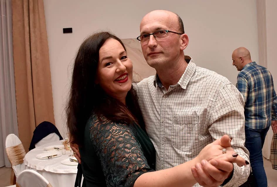 “NOĆ SEVDAHA I NARODNE MUZIKE” U SVEČANOJ DVORANI AVIA: Posjetitellji pjevali i plesali uz Ivana Jelića
