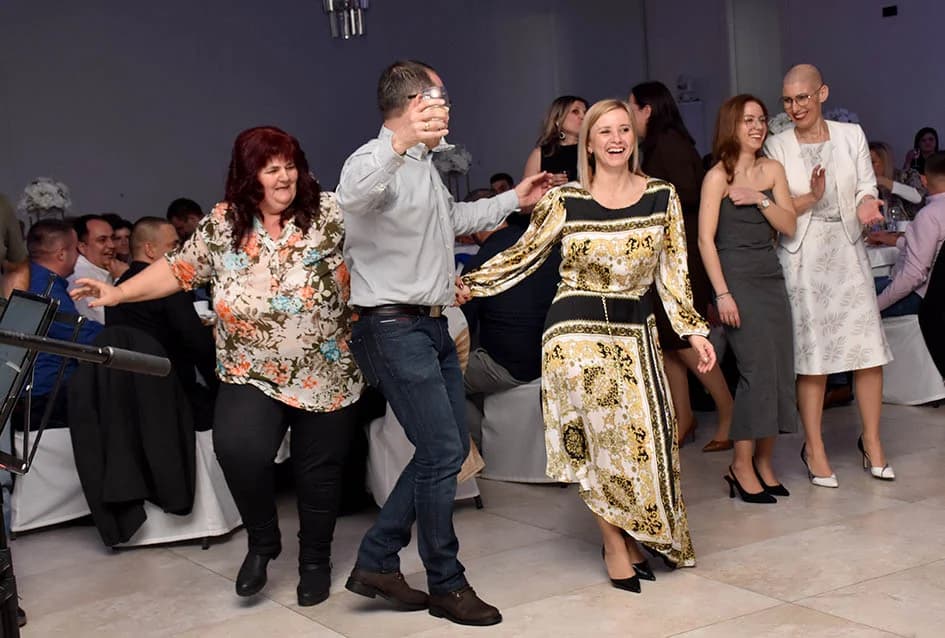 “NOĆ SEVDAHA I NARODNE MUZIKE” U SVEČANOJ DVORANI AVIA: Posjetitellji pjevali i plesali uz Ivana Jelića