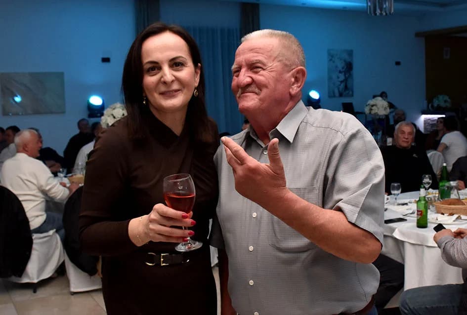 “NOĆ SEVDAHA I NARODNE MUZIKE” U SVEČANOJ DVORANI AVIA: Posjetitellji pjevali i plesali uz Ivana Jelića