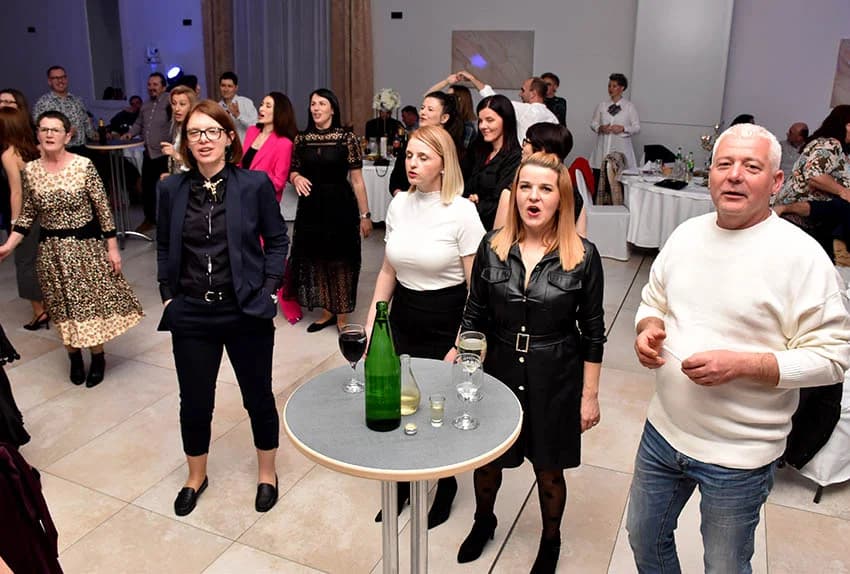 “NOĆ SEVDAHA I NARODNE MUZIKE” U SVEČANOJ DVORANI AVIA: Posjetitellji pjevali i plesali uz Ivana Jelića