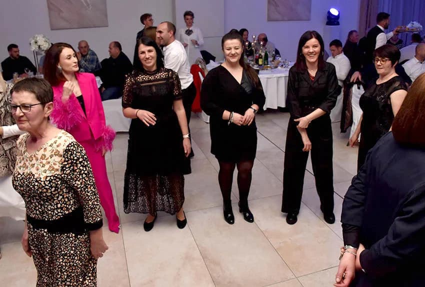 “NOĆ SEVDAHA I NARODNE MUZIKE” U SVEČANOJ DVORANI AVIA: Posjetitellji pjevali i plesali uz Ivana Jelića
