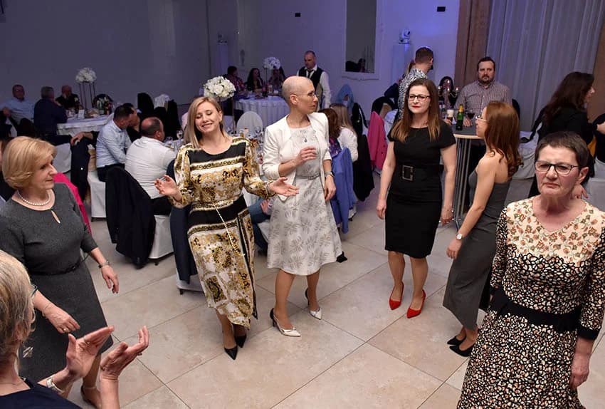 “NOĆ SEVDAHA I NARODNE MUZIKE” U SVEČANOJ DVORANI AVIA: Posjetitellji pjevali i plesali uz Ivana Jelića