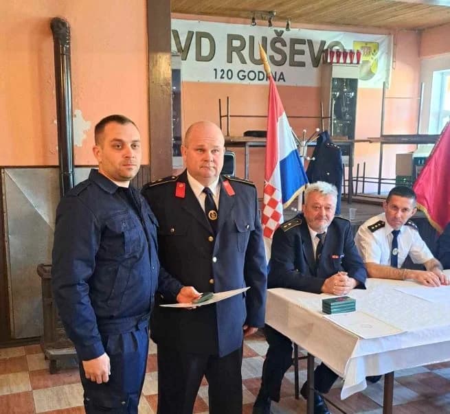 Na Godišnjoj skupštini ruševačkih vatrogasaca zaslužnima uručene vatrogasne plamenice i diplome