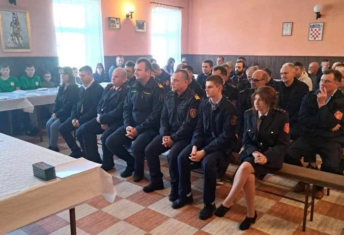 Na Godišnjoj skupštini ruševačkih vatrogasaca zaslužnima uručene vatrogasne plamenice i diplome