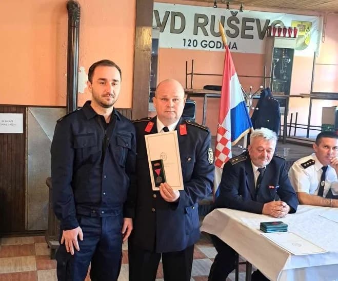 Na Godišnjoj skupštini ruševačkih vatrogasaca zaslužnima uručene vatrogasne plamenice i diplome