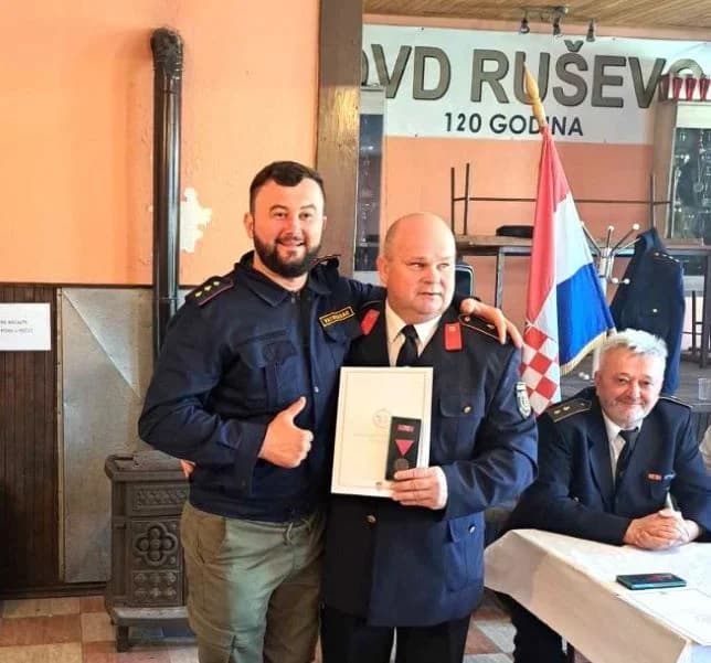 Na Godišnjoj skupštini ruševačkih vatrogasaca zaslužnima uručene vatrogasne plamenice i diplome