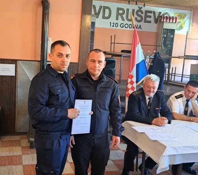 Na Godišnjoj skupštini ruševačkih vatrogasaca zaslužnima uručene vatrogasne plamenice i diplome