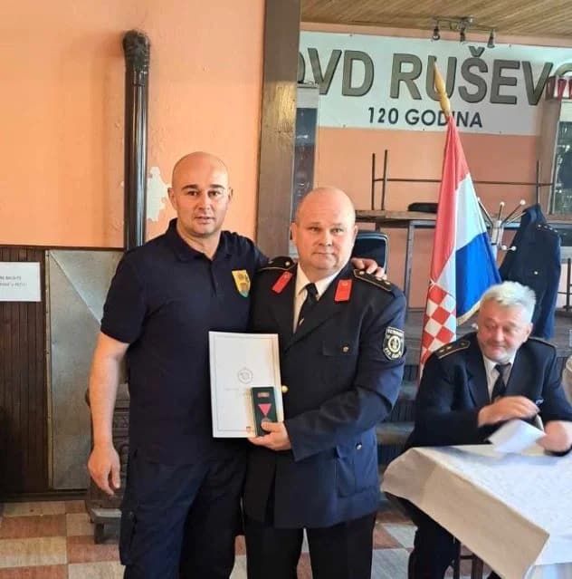 Na Godišnjoj skupštini ruševačkih vatrogasaca zaslužnima uručene vatrogasne plamenice i diplome