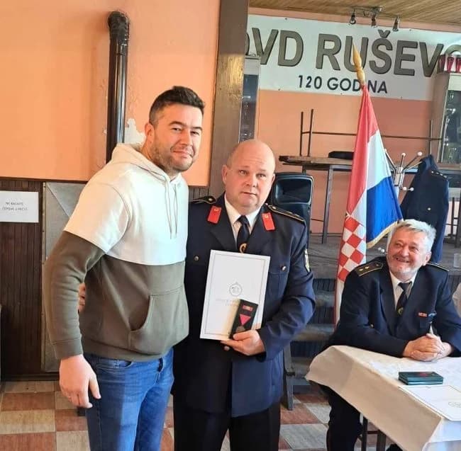 Na Godišnjoj skupštini ruševačkih vatrogasaca zaslužnima uručene vatrogasne plamenice i diplome