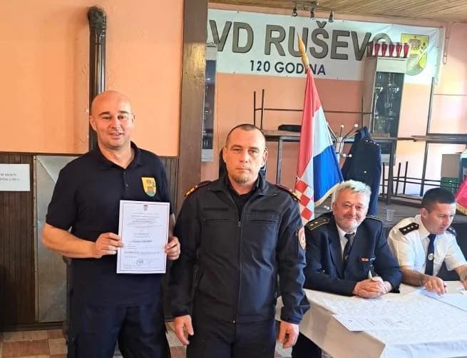 Na Godišnjoj skupštini ruševačkih vatrogasaca zaslužnima uručene vatrogasne plamenice i diplome