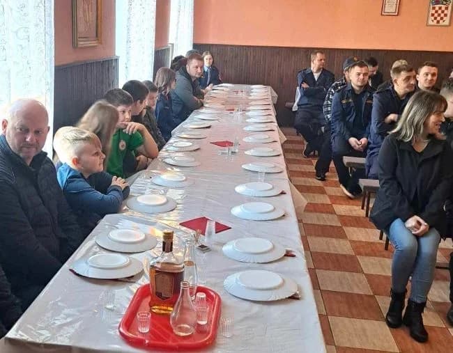 Na Godišnjoj skupštini ruševačkih vatrogasaca zaslužnima uručene vatrogasne plamenice i diplome