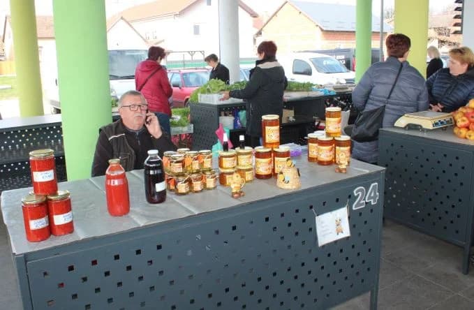 GRADSKA TRŽNICA U PLETERNICI Najbolja pita Sandija Liščevića iz Sulkovaca, ocjenom posjetitelja pobjednica Anđa Bošnjak iz Srednjeg Sela