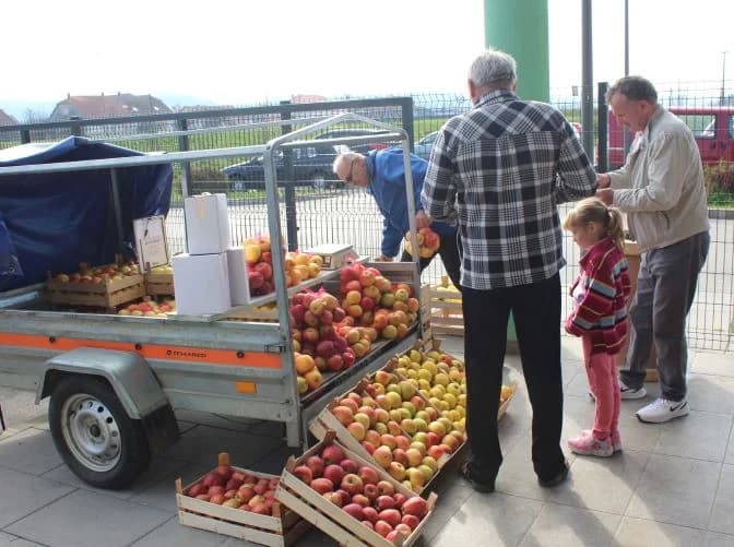 GRADSKA TRŽNICA U PLETERNICI Najbolja pita Sandija Liščevića iz Sulkovaca, ocjenom posjetitelja pobjednica Anđa Bošnjak iz Srednjeg Sela