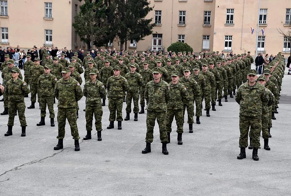 /FOTO-VIDEO/ Prisegnuo 41. naraštaj ročnika Hrvatske vojske na dragovoljnom osposobljavanju u Požegi