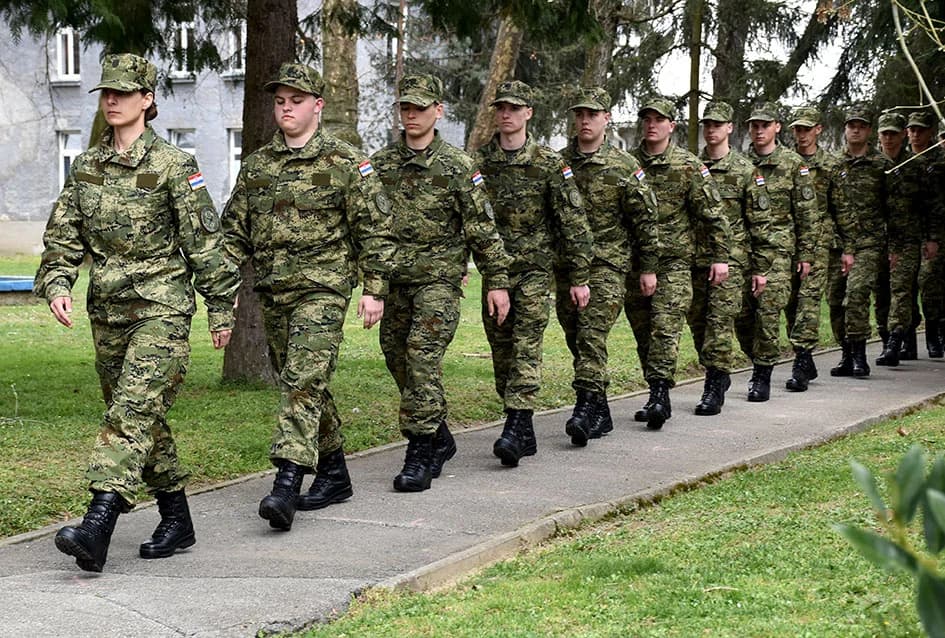/FOTO-VIDEO/ Prisegnuo 41. naraštaj ročnika Hrvatske vojske na dragovoljnom osposobljavanju u Požegi