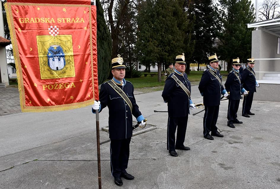 /FOTO-VIDEO/ Prisegnuo 41. naraštaj ročnika Hrvatske vojske na dragovoljnom osposobljavanju u Požegi