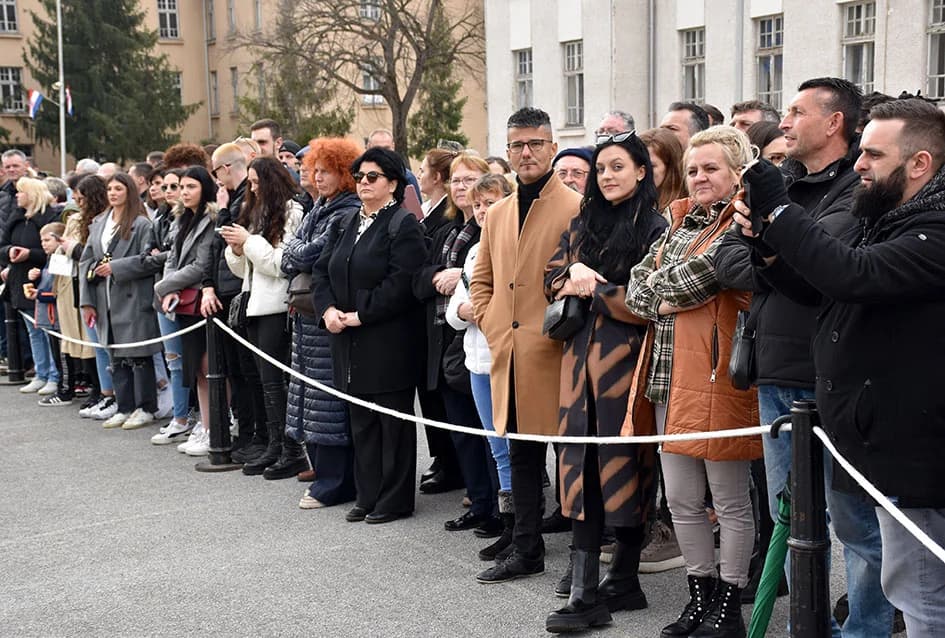 /FOTO-VIDEO/ Prisegnuo 41. naraštaj ročnika Hrvatske vojske na dragovoljnom osposobljavanju u Požegi