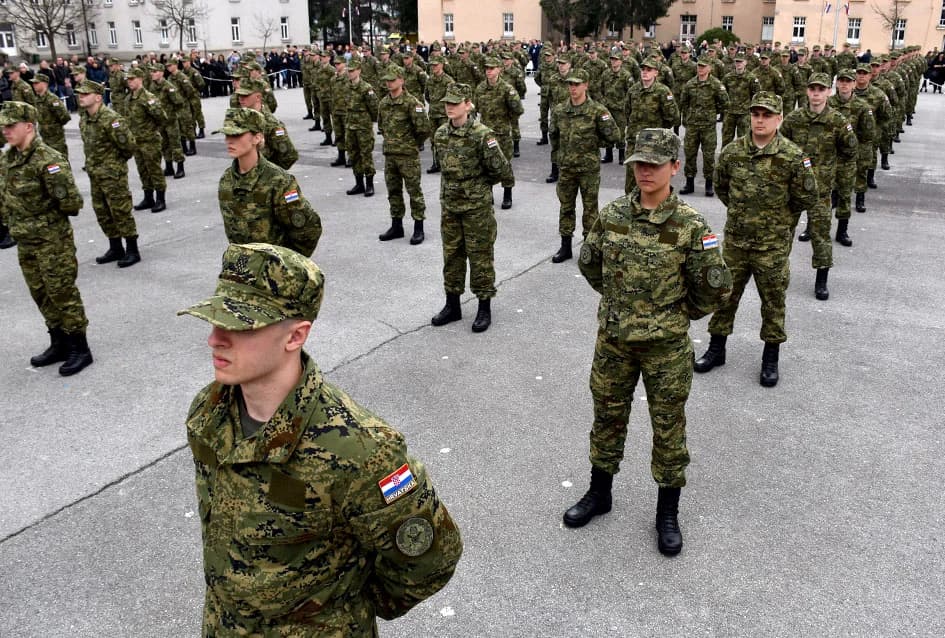 /FOTO-VIDEO/ Prisegnuo 41. naraštaj ročnika Hrvatske vojske na dragovoljnom osposobljavanju u Požegi
