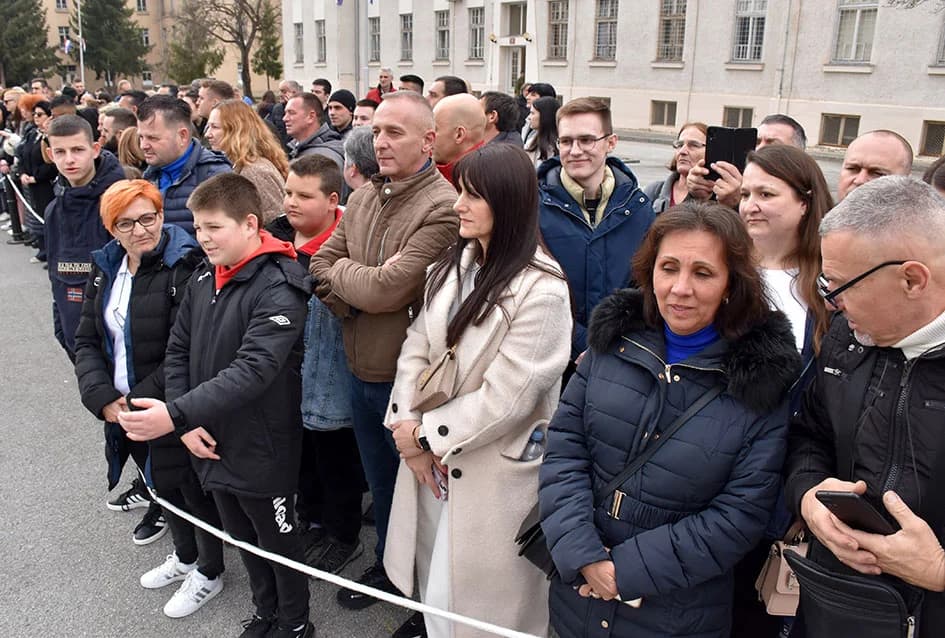 /FOTO-VIDEO/ Prisegnuo 41. naraštaj ročnika Hrvatske vojske na dragovoljnom osposobljavanju u Požegi