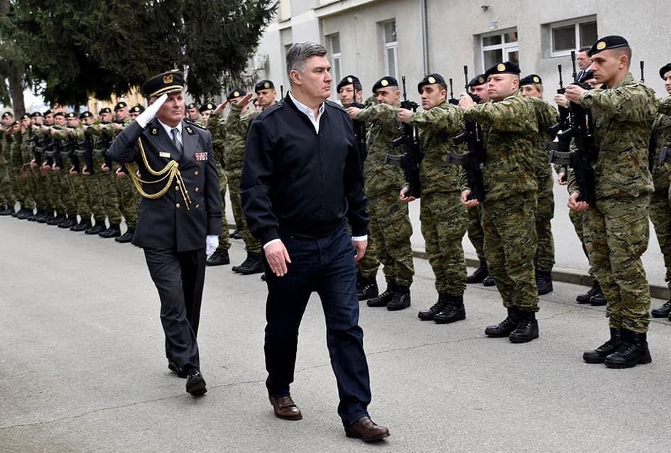 /FOTO-VIDEO/ Prisegnuo 41. naraštaj ročnika Hrvatske vojske na dragovoljnom osposobljavanju u Požegi