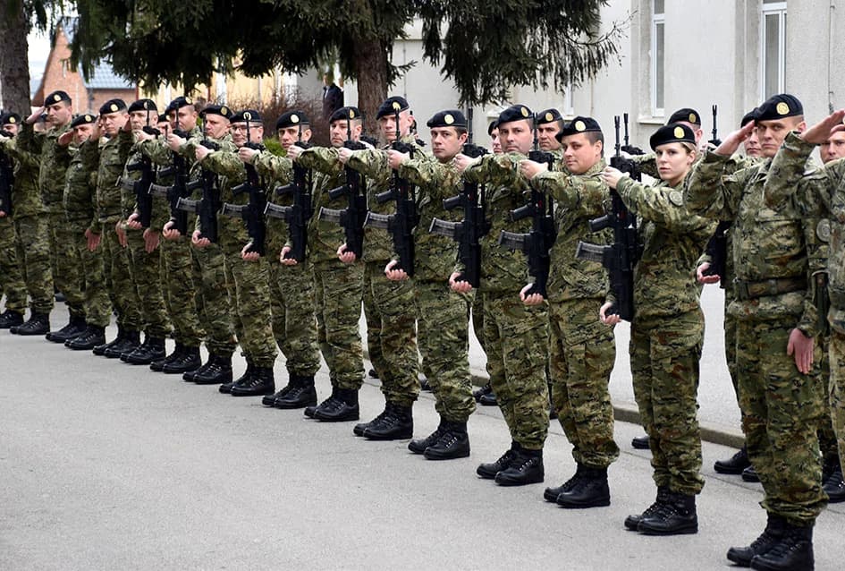 /FOTO-VIDEO/ Prisegnuo 41. naraštaj ročnika Hrvatske vojske na dragovoljnom osposobljavanju u Požegi