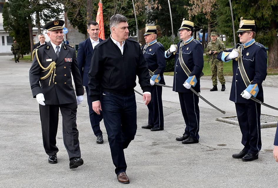 /FOTO-VIDEO/ Prisegnuo 41. naraštaj ročnika Hrvatske vojske na dragovoljnom osposobljavanju u Požegi