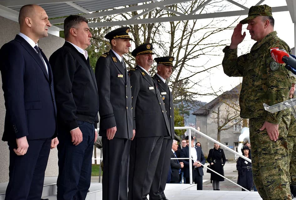 /FOTO-VIDEO/ Prisegnuo 41. naraštaj ročnika Hrvatske vojske na dragovoljnom osposobljavanju u Požegi
