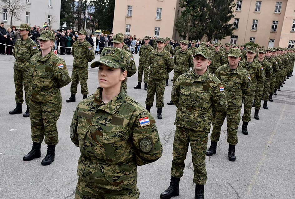 /FOTO-VIDEO/ Prisegnuo 41. naraštaj ročnika Hrvatske vojske na dragovoljnom osposobljavanju u Požegi