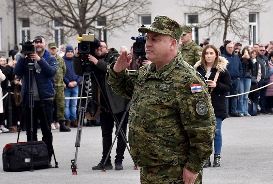 /FOTO-VIDEO/ Prisegnuo 41. naraštaj ročnika Hrvatske vojske na dragovoljnom osposobljavanju u Požegi