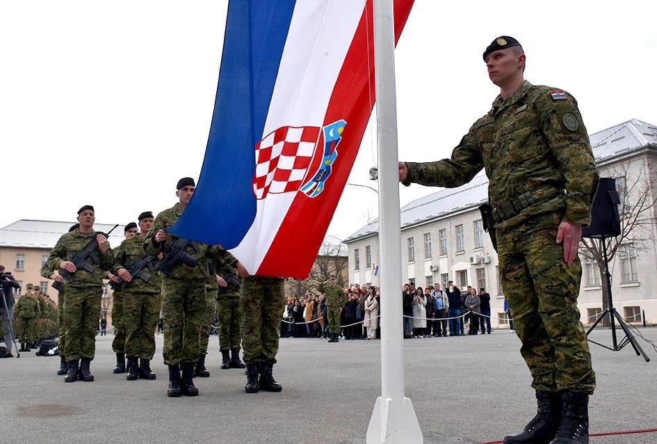 /FOTO-VIDEO/ Prisegnuo 41. naraštaj ročnika Hrvatske vojske na dragovoljnom osposobljavanju u Požegi