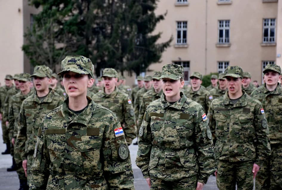 /FOTO-VIDEO/ Prisegnuo 41. naraštaj ročnika Hrvatske vojske na dragovoljnom osposobljavanju u Požegi