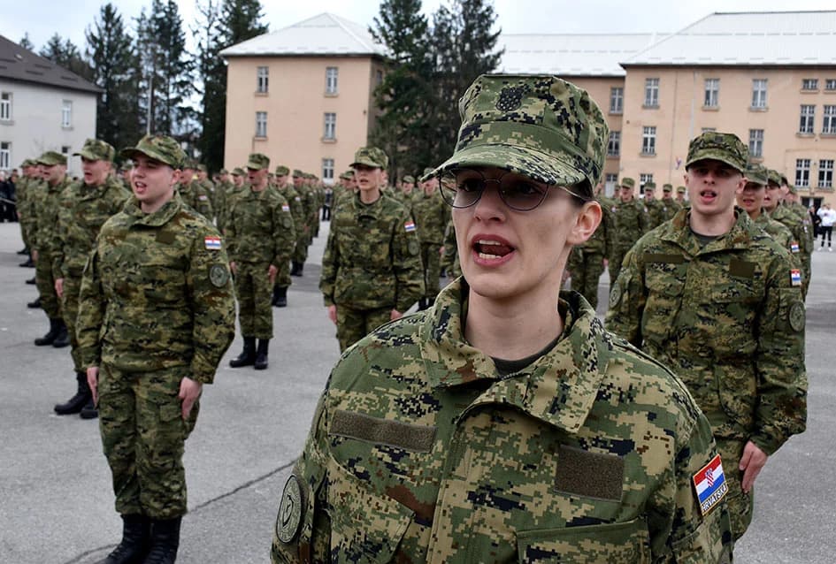 /FOTO-VIDEO/ Prisegnuo 41. naraštaj ročnika Hrvatske vojske na dragovoljnom osposobljavanju u Požegi