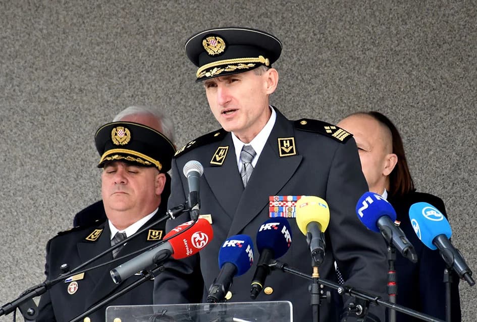 /FOTO-VIDEO/ Prisegnuo 41. naraštaj ročnika Hrvatske vojske na dragovoljnom osposobljavanju u Požegi