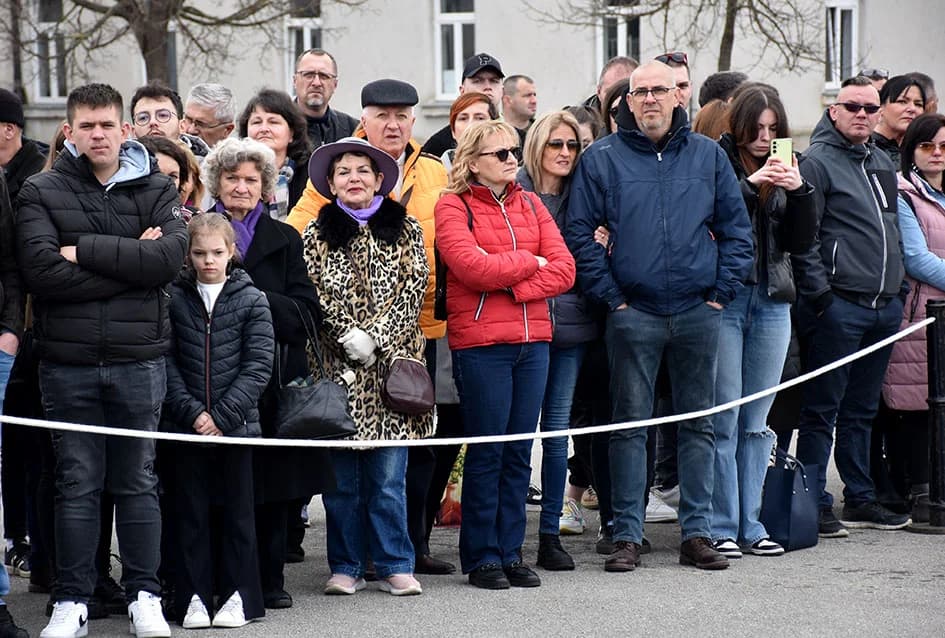 /FOTO-VIDEO/ Prisegnuo 41. naraštaj ročnika Hrvatske vojske na dragovoljnom osposobljavanju u Požegi