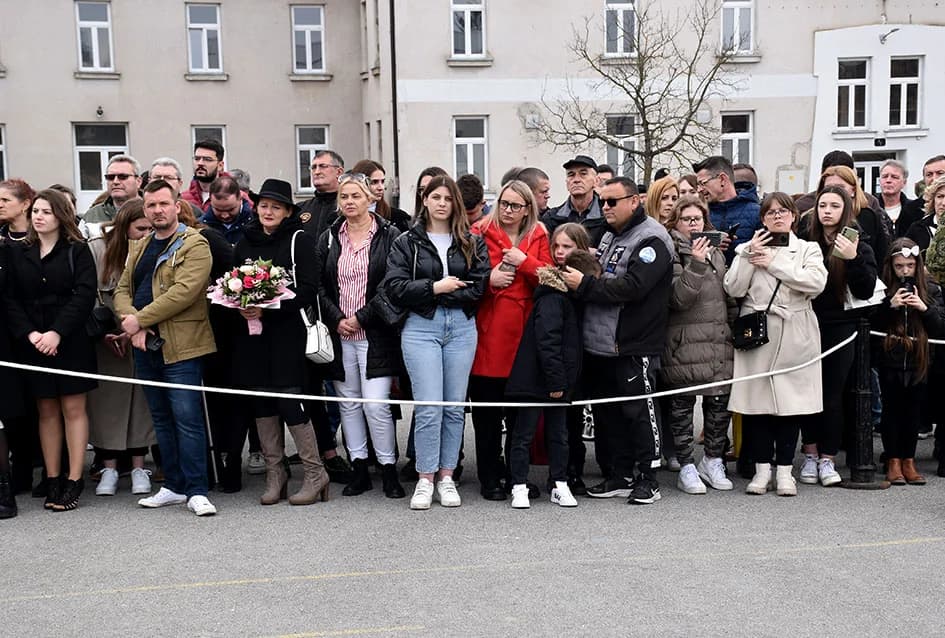 /FOTO-VIDEO/ Prisegnuo 41. naraštaj ročnika Hrvatske vojske na dragovoljnom osposobljavanju u Požegi