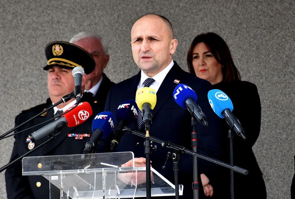 /FOTO-VIDEO/ Prisegnuo 41. naraštaj ročnika Hrvatske vojske na dragovoljnom osposobljavanju u Požegi