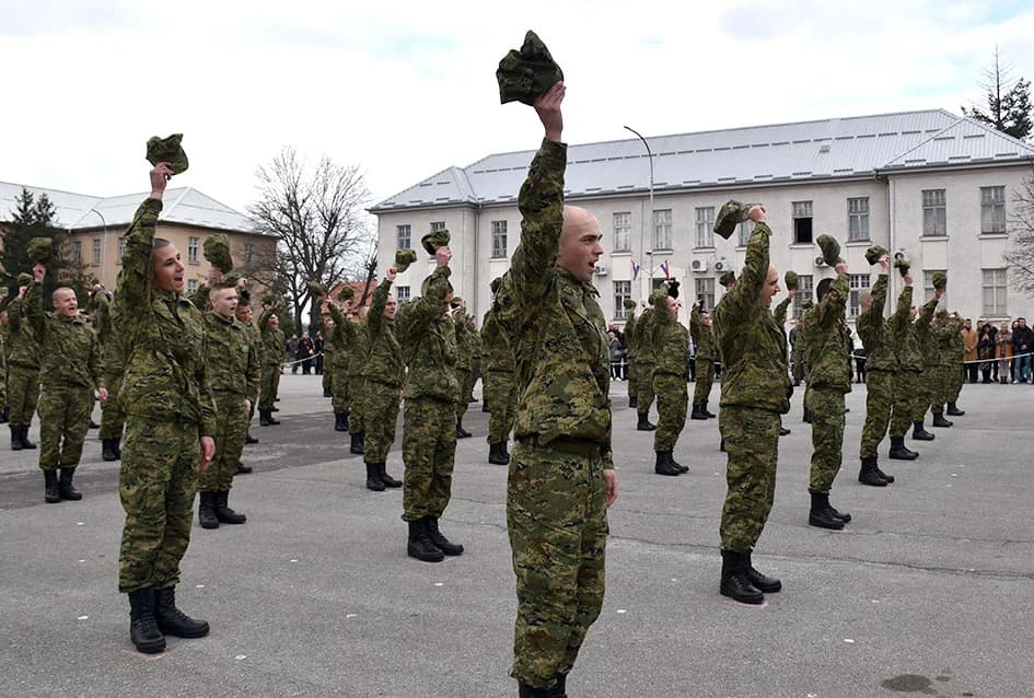 /FOTO-VIDEO/ Prisegnuo 41. naraštaj ročnika Hrvatske vojske na dragovoljnom osposobljavanju u Požegi