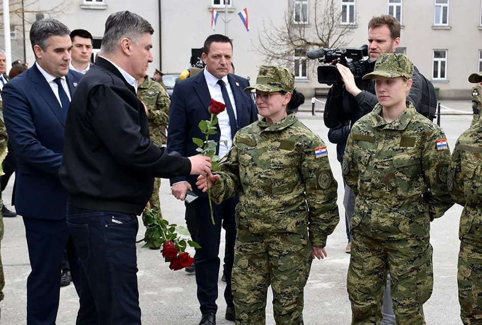 /FOTO-VIDEO/ Prisegnuo 41. naraštaj ročnika Hrvatske vojske na dragovoljnom osposobljavanju u Požegi