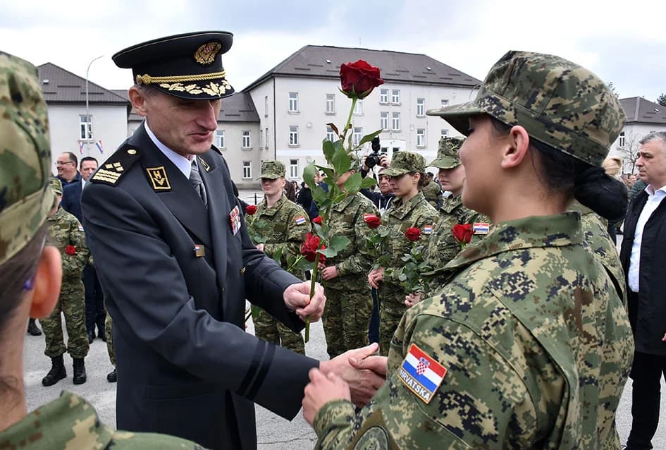 /FOTO-VIDEO/ Prisegnuo 41. naraštaj ročnika Hrvatske vojske na dragovoljnom osposobljavanju u Požegi
