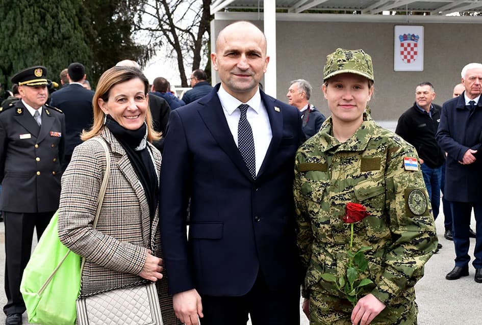 /FOTO-VIDEO/ Prisegnuo 41. naraštaj ročnika Hrvatske vojske na dragovoljnom osposobljavanju u Požegi