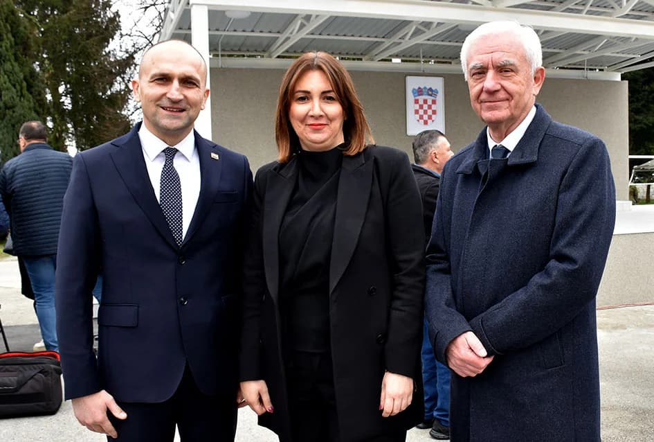 /FOTO-VIDEO/ Prisegnuo 41. naraštaj ročnika Hrvatske vojske na dragovoljnom osposobljavanju u Požegi