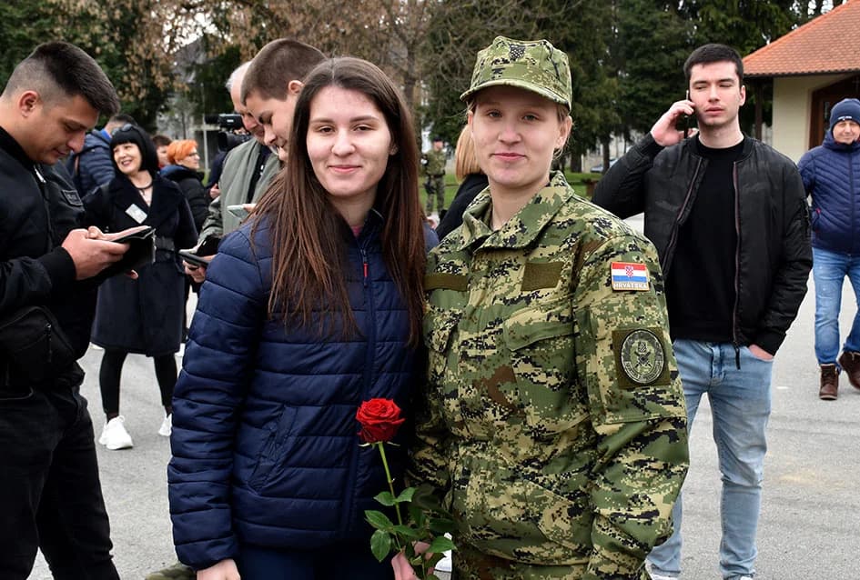 /FOTO-VIDEO/ Prisegnuo 41. naraštaj ročnika Hrvatske vojske na dragovoljnom osposobljavanju u Požegi