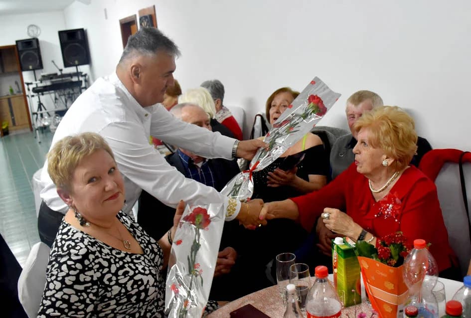 PROSLAVLJEN DAN ŽENA U MATICI UMIROVLJENIKA VELIKA: Cvijet za svaku posjetiteljicu