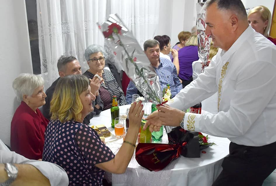 PROSLAVLJEN DAN ŽENA U MATICI UMIROVLJENIKA VELIKA: Cvijet za svaku posjetiteljicu