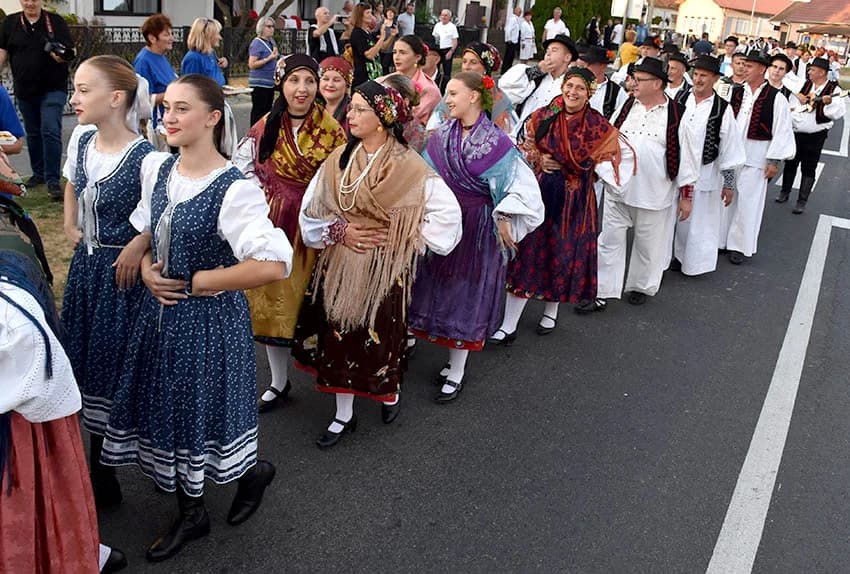 [FOTOGALERIJA] Ljepota tradicije i narodnih običaja dočarana na tradicionalnoj manifestaciji u Jakšiću ʼPjesmom u jesenʼ
