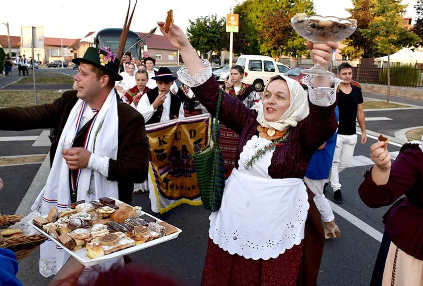 [FOTOGALERIJA] Ljepota tradicije i narodnih običaja dočarana na tradicionalnoj manifestaciji u Jakšiću ʼPjesmom u jesenʼ