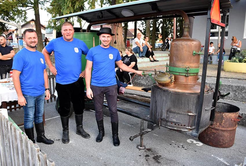 [FOTOGALERIJA] Ljepota tradicije i narodnih običaja dočarana na tradicionalnoj manifestaciji u Jakšiću ʼPjesmom u jesenʼ