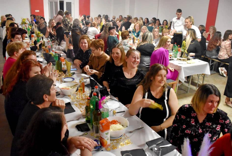 SLAVLJE U TORNJU: Kolom sa 130 žena i veselim pjesmama bake, supruge i djevojke proslavile svoj dan