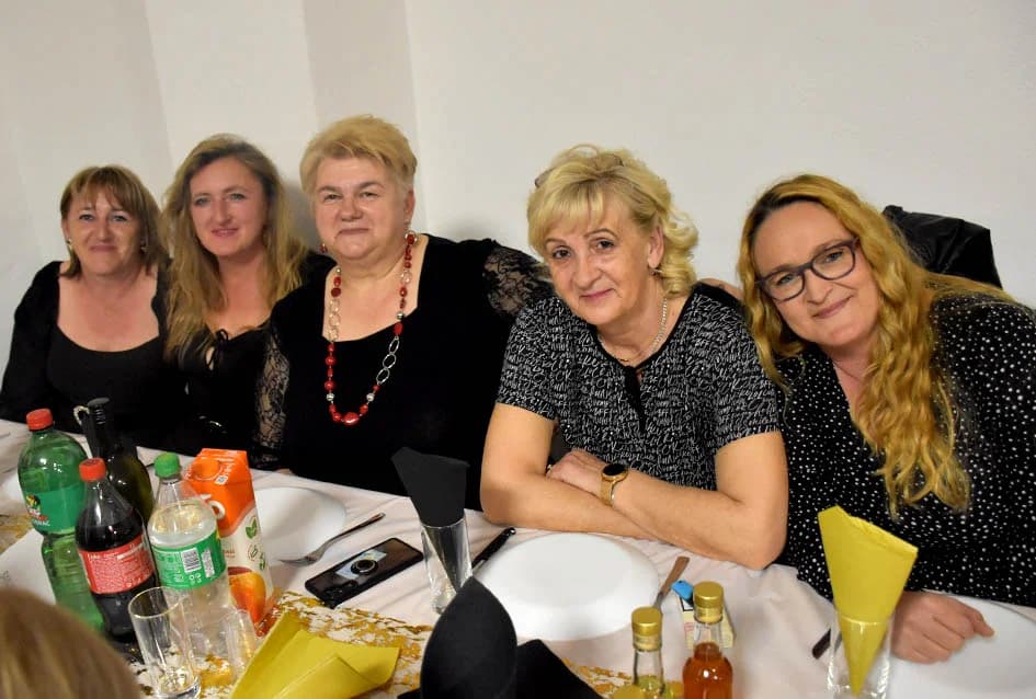 SLAVLJE U TORNJU: Kolom sa 130 žena i veselim pjesmama bake, supruge i djevojke proslavile svoj dan